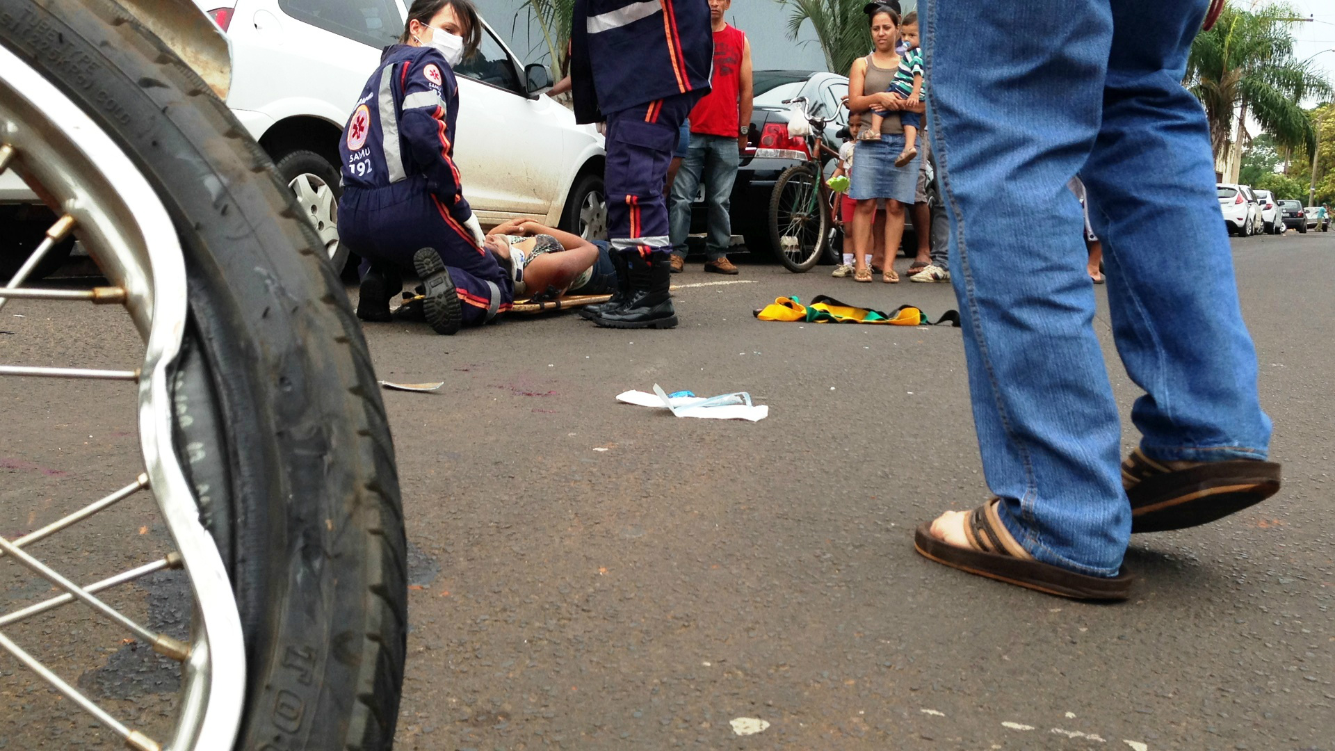 Colisão entre motos mobiliza equipes do SAMU e deixa trânsito lento