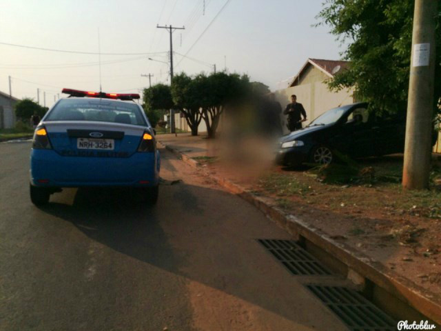 Moradores acionam a polícia após veículo subir em calçada no São Carlos Moradores acionam a polícia após veículo subir em calçada no São Carlos