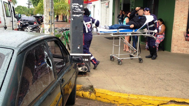 Mais um motociclista “voa” por cima de carro em acidente