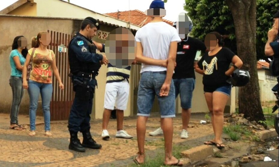 Menor é flagrado pela sogra quando estava "deitado" com a namorada de 13 anos Menor é flagrado pela sogra quando estava