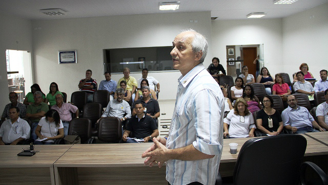 Vereadores recebem prestação de contas municipais dos primeiros oito meses de 2015