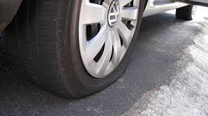Inconformado com separação, ex fura pneu de carro e corta proteção de janela Inconformado com separação, ex fura pneu de carro e corta proteção de janela