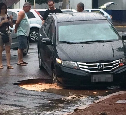 Honda City fica preso em buraco em plena área central da cidade 