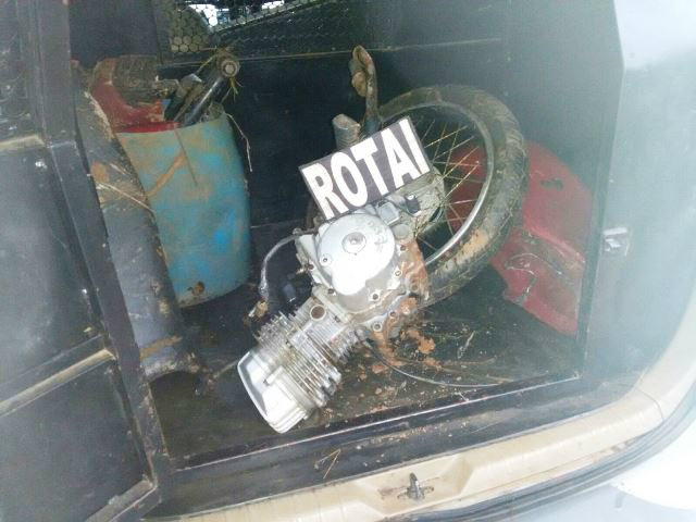 Moto depenada é encontrada em buraco na região do Jardim Violetas 