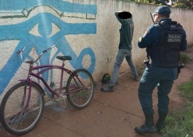 Menor tenta chamar atenção de namorada em escola e acaba apreendido