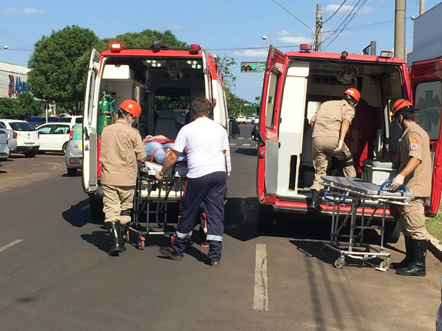 Viatura do Corpo de Bombeiros quebra e vítima de acidente é transferida para unidade do SAMU Viatura do Corpo de Bombeiros quebra e vítima de acidente é transferida para unidade do SAMU