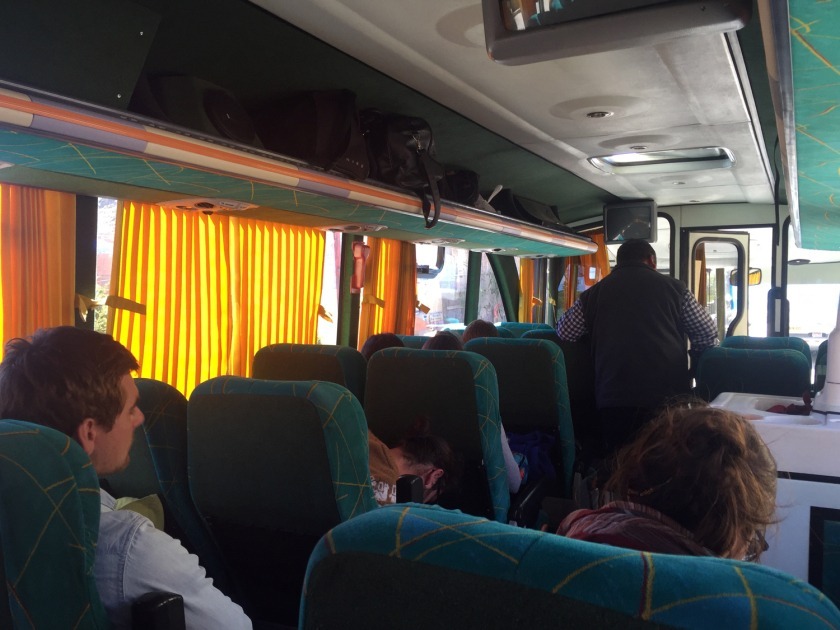 Jovem vai ao banheiro e tem R$ 3 mil furtados durante viagem de ônibus