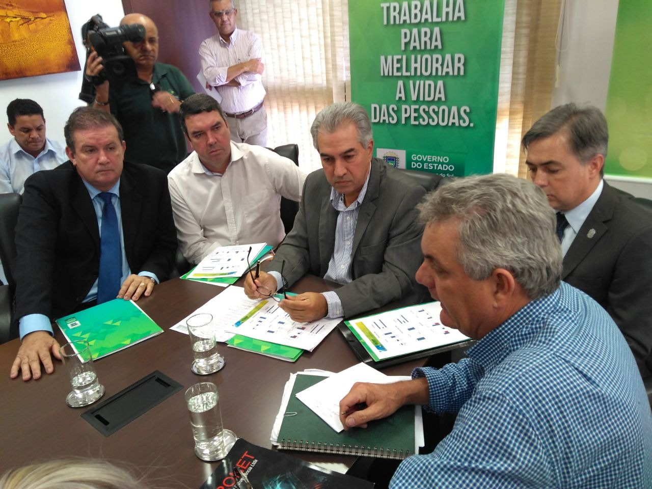 Governador garante aumento de efetivo e trabalho extensivo em Três Lagoas para combater furtos Governador garante aumento de efetivo e trabalho extensivo em Três Lagoas para combater furtos