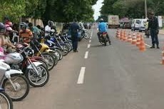 Jovem foge de blitz e tem moto apreendida no bairro JK Jovem foge de blitz e tem moto apreendida no bairro JK