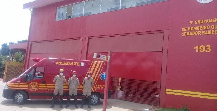 Bombeiros salvam a vida de recém-nascido engasgado com leite materno Bombeiros salvam a vida de recém-nascido engasgado com leite materno