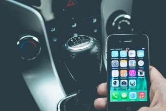 Falar ao celular enquanto dirige e não usar cinto de segurança ainda são as principais infrações no trânsito Falar ao celular enquanto dirige e não usar cinto de segurança ainda são as principais infrações no trânsito