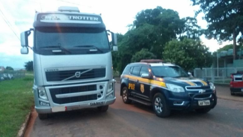 Carreta Volvo clonada é apreendida pela PRF de Três Lagoas