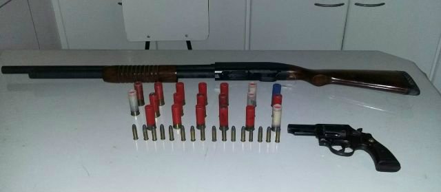 Após briga de marido e mulher, DAM apreende armas e munições 
