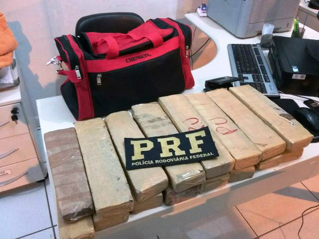 Pintor que viajava em ônibus é preso com 15 Kg de maconha 