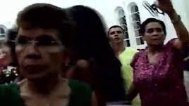 Para escapar da morte, mulher se refugia dentro de igreja 