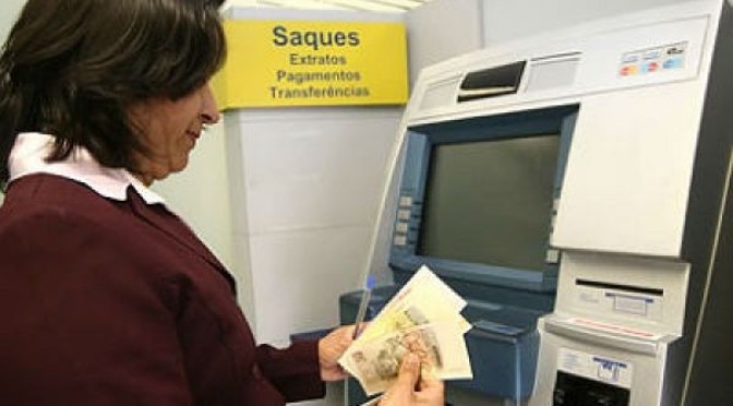 Salário de 75 mil servidores estaduais será pago na sexta, avisa Governo Salário de 75 mil servidores estaduais será pago na sexta, avisa Governo