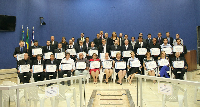 No ano do centenário, médicos e dentistas são homenageados pela Câmara