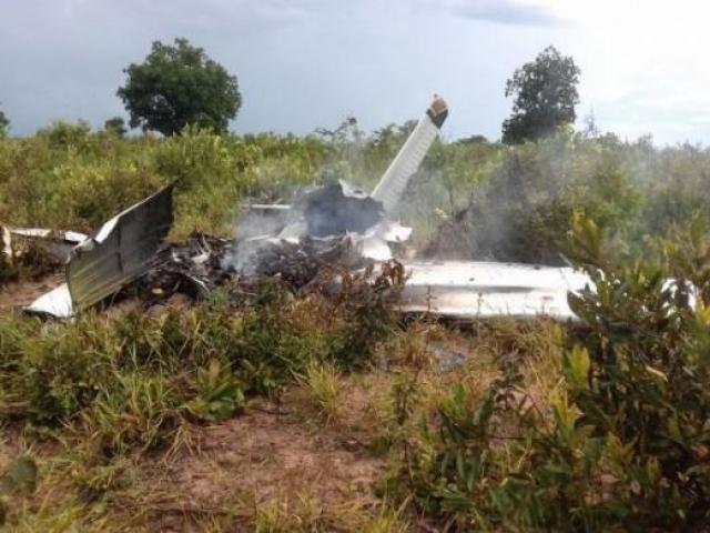 Destroços de avião são recolhidos de local da queda pela Polícia Civil