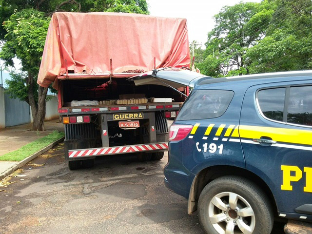 PRF apreende 250 Kg de maconha; motorista fugiu ao notar a presença da polícia PRF apreende 250 Kg de maconha; motorista fugiu ao notar a presença da polícia