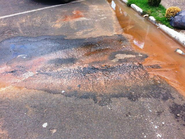 Internautas denunciam descaso da Sanesul em relação a vazamento Internautas denunciam descaso da Sanesul em relação a vazamento