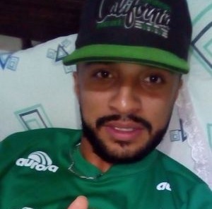 Time Ipanema homenageia motociclista que morreu ao cair em buraco