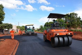 Ruas do Bairro Vila Alegre começam a receber asfalto após conclusão de obra de drenagem
