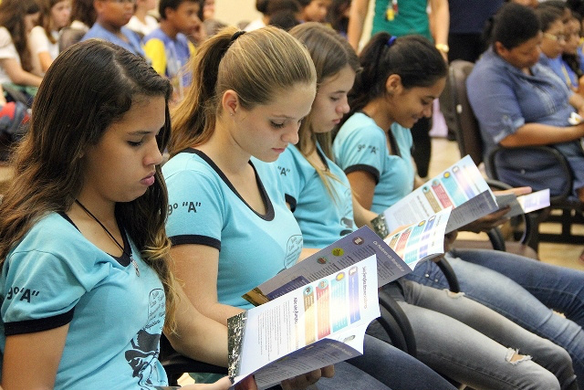 Estudantes lotam plenário no lançamento de gibi sobre o Legislativo Municipal