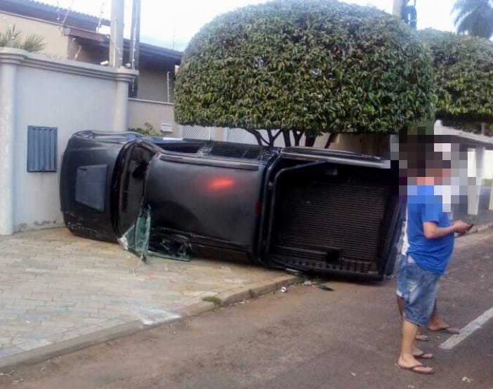 Motorista embriagado bate em caçamba e tomba carro no centro
