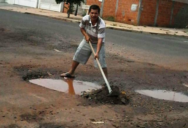 Por conta própria, três-lagoense inicia operação tapa buracos no bairro Vila Nova Por conta própria, três-lagoense inicia operação tapa buracos no bairro Vila Nova