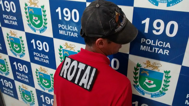 Embriagado, homem ameaça família com faca