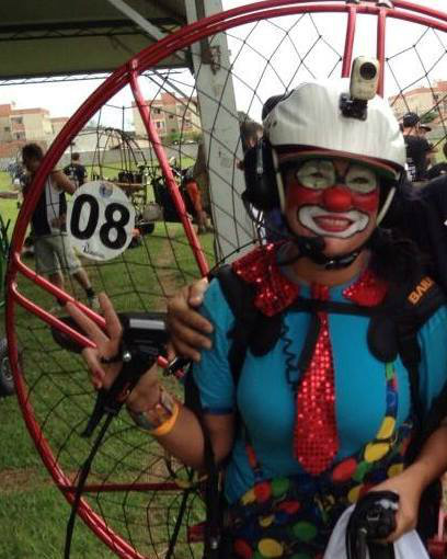 Segurança da presidente Dilma impede voo de empresária que faria protesto com paramotor 