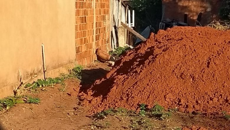 Homem é encontrado morto  sobre lençol em terreno baldio
