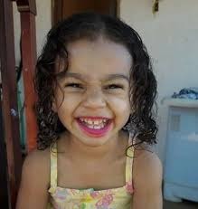 Pais de menina que amputou perna após acidente pedem ajuda para cadeira de rodas