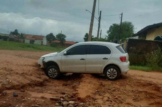 Cratera no bairro Jardim Alvorada deixa carro preso Cratera no bairro Jardim Alvorada deixa carro preso