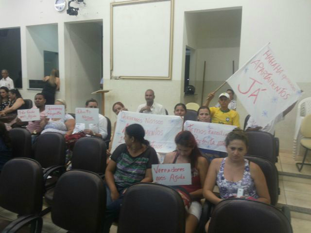 Sem respostas da prefeitura, futuros moradores do residencial Orestinho se manifestam durante a sessão da câmara municipal Sem respostas da prefeitura, futuros moradores do residencial Orestinho se manifestam durante a sessão da câmara municipal