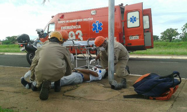 Bombeiros são acionados para atender acidente de trânsito na área central Bombeiros são acionados para atender acidente de trânsito na área central