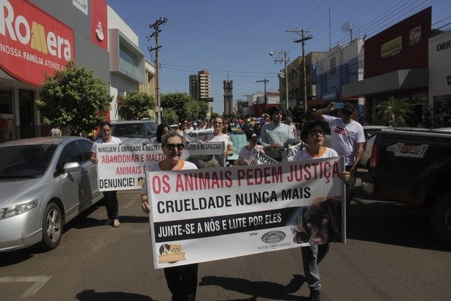 Passeata contra maus tratos de animais é realizada em Três Lagoas