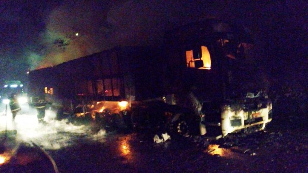 Bombeiros combatem incêndio em carreta no Jupiá