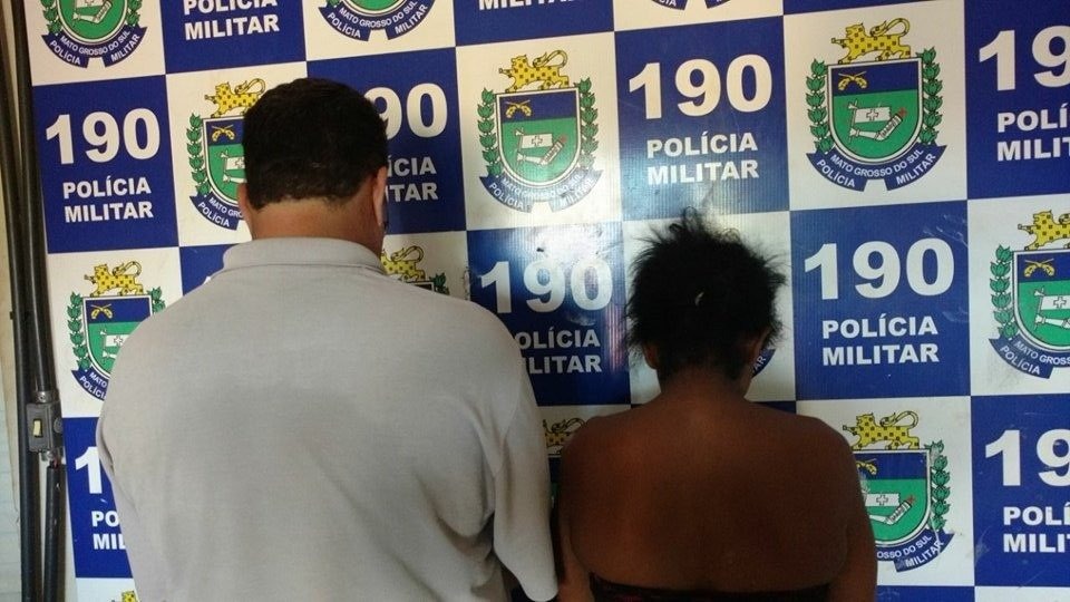 Mulher é flagrada comercializando drogas em sua residência