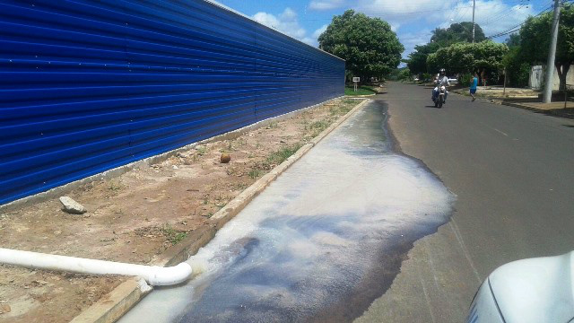 Construtora joga água suja na rua que cai livremente na Lagoa Maior Construtora joga água suja na rua que cai livremente na Lagoa Maior