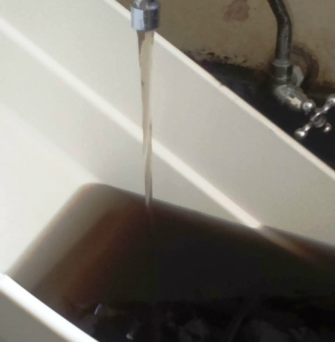 “Água preta” é fornecida pela empresa SANESUL aos seus consumidores 