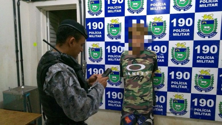 Adolescente é apreendido pela Força Tática por estar com celular roubado
