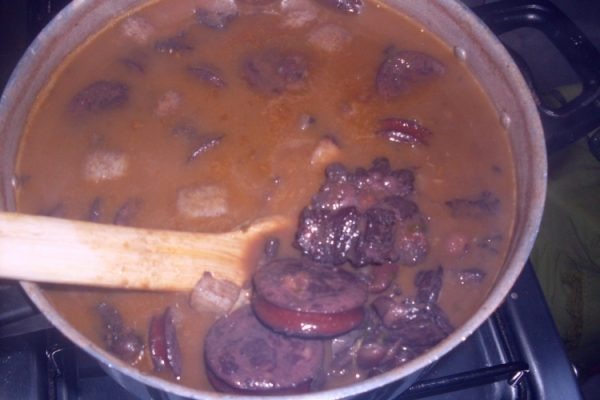 Cães que morreram após comer feijoada envenenada são exumados