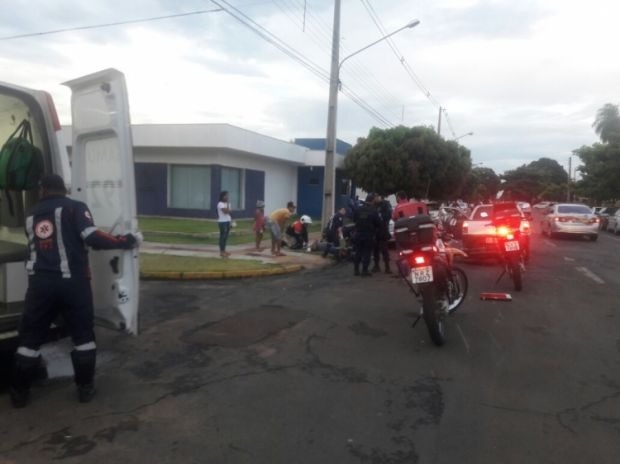 Acidente entre carro e moto deixa um ferido em Três Lagoas Acidente entre carro e moto deixa um ferido em Três Lagoas