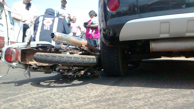 Moto fica com roda embaixo de carro em acidente