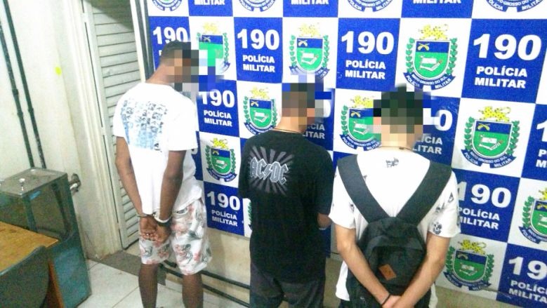 Dois homens são presos e um menor foi apreendido pela Polícia Militar por envolvimento com o tráfico de drogas