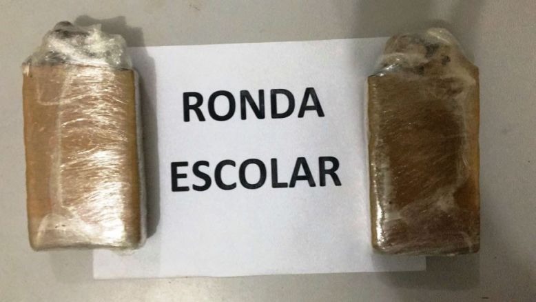 Ronda Escolar apreende um quilo de maconha que estava em mochila de adolescente Ronda Escolar apreende um quilo de maconha que estava em mochila de adolescente