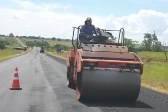 Distrito de Arapuá recebe quatro mil metros de recapeamento asfáltico e deve receber mais 500