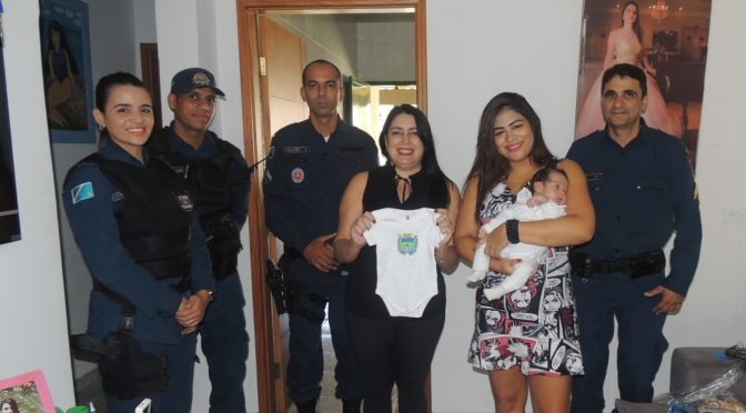 PMs que ajudaram em deslocamento de gestante para o parto conhecem bebê