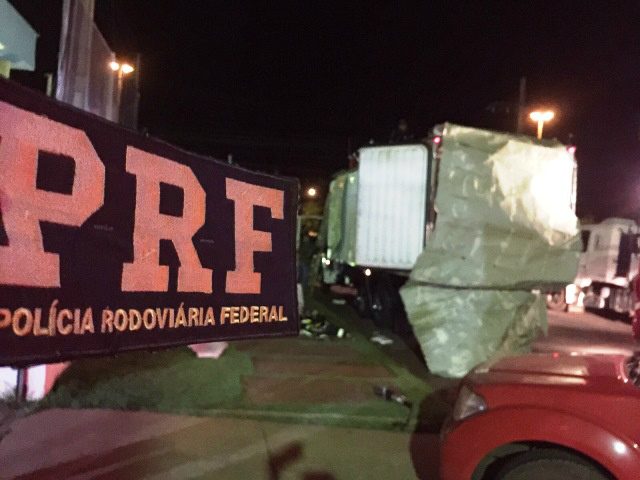 PRF apreende quase R$ 900 mil em drogas; bombeiros tiveram que cortar o baú do caminhão